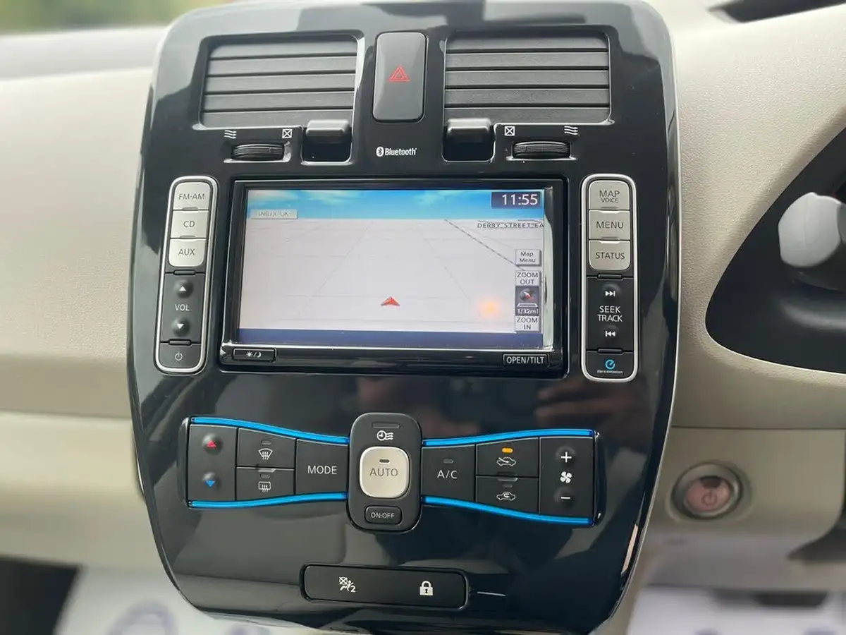 2013-nissan-leaf-e-auto-big-25