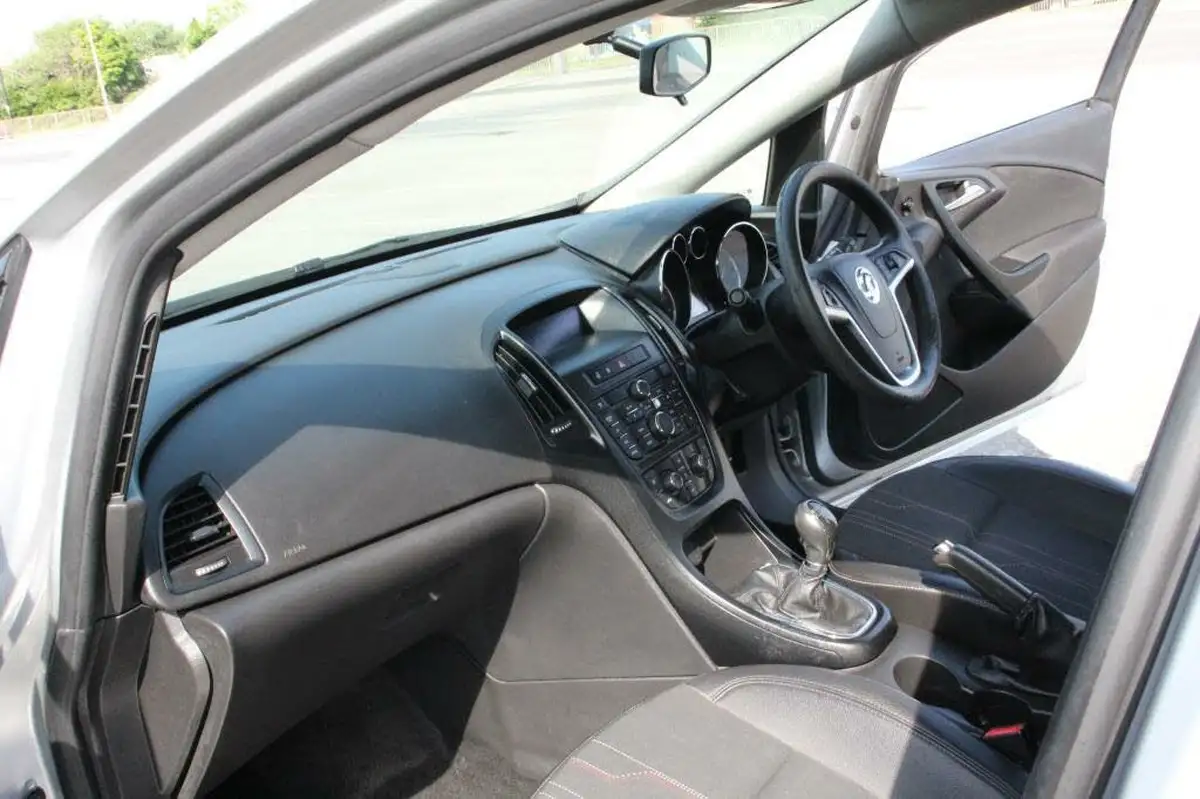 2012-vauxhall-astra-16-active-16v-vvt-big-18