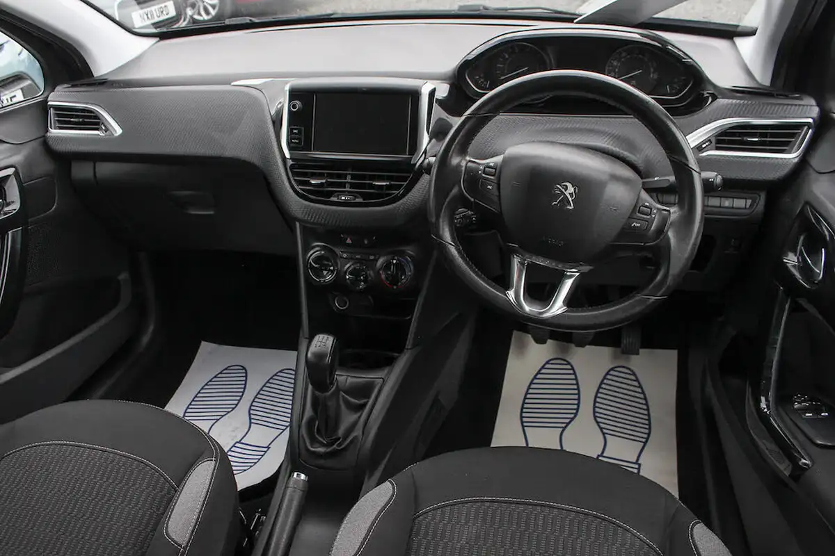2016-peugeot-208-12-puretech-active-82bhp-5d-big-16