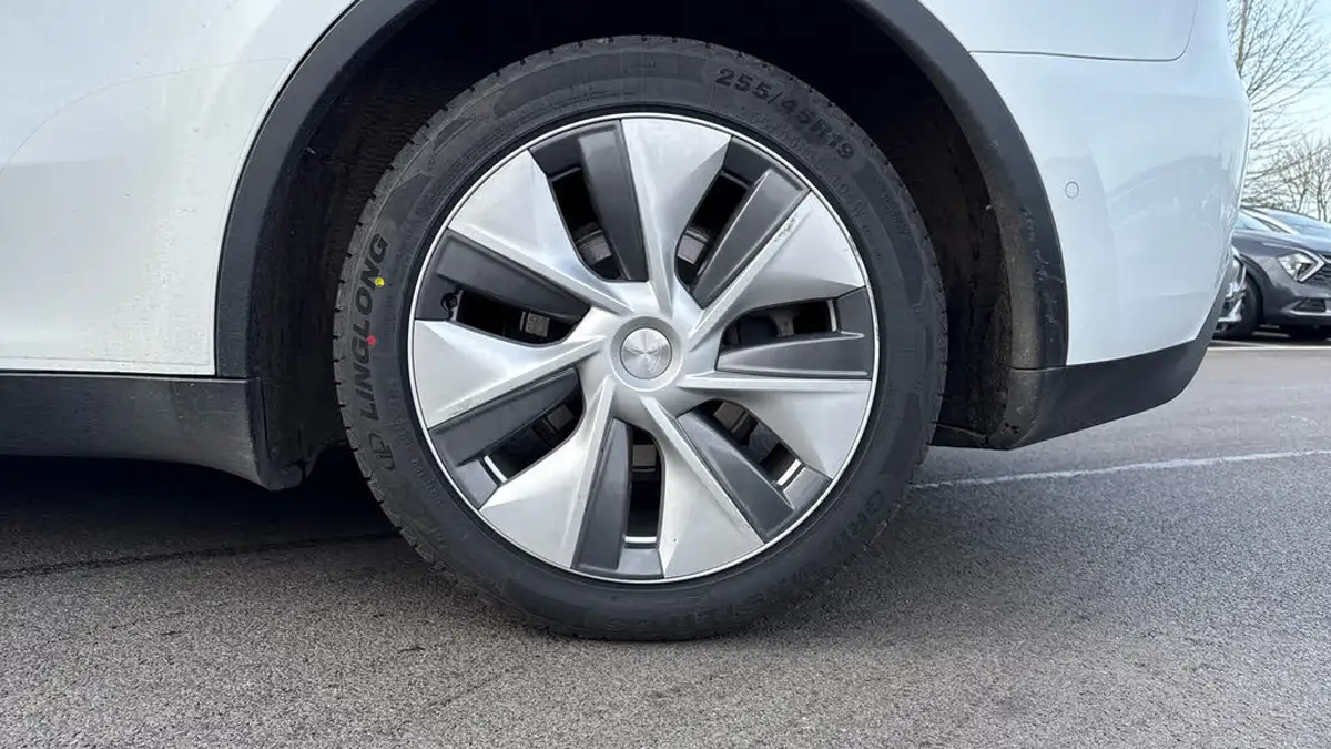 2022-tesla-model-y-e-long-range-big-17