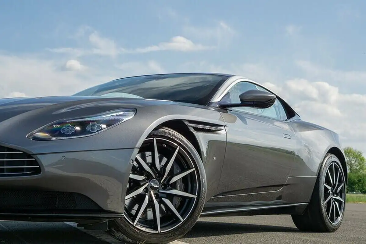 2017-aston-martin-db11-52-v12-launch-edition-big-16