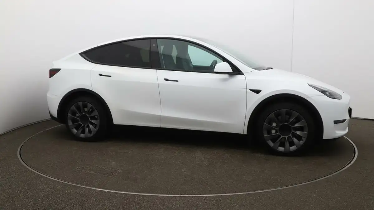 2023-tesla-model-y-e-long-range-big-45