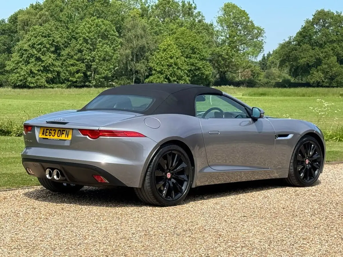 2013-jaguar-f-type-30-big-37