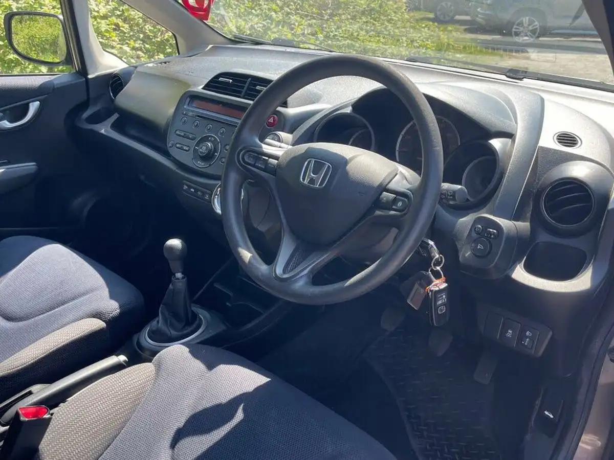 2011-honda-jazz-14-es-big-3