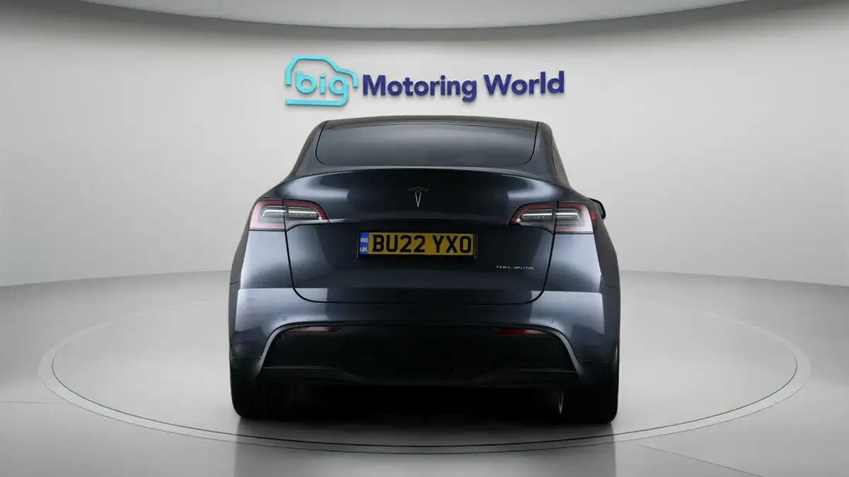 2022-tesla-model-y-e-long-range-big-6