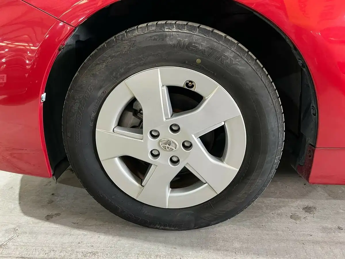 2010-toyota-prius-big-25