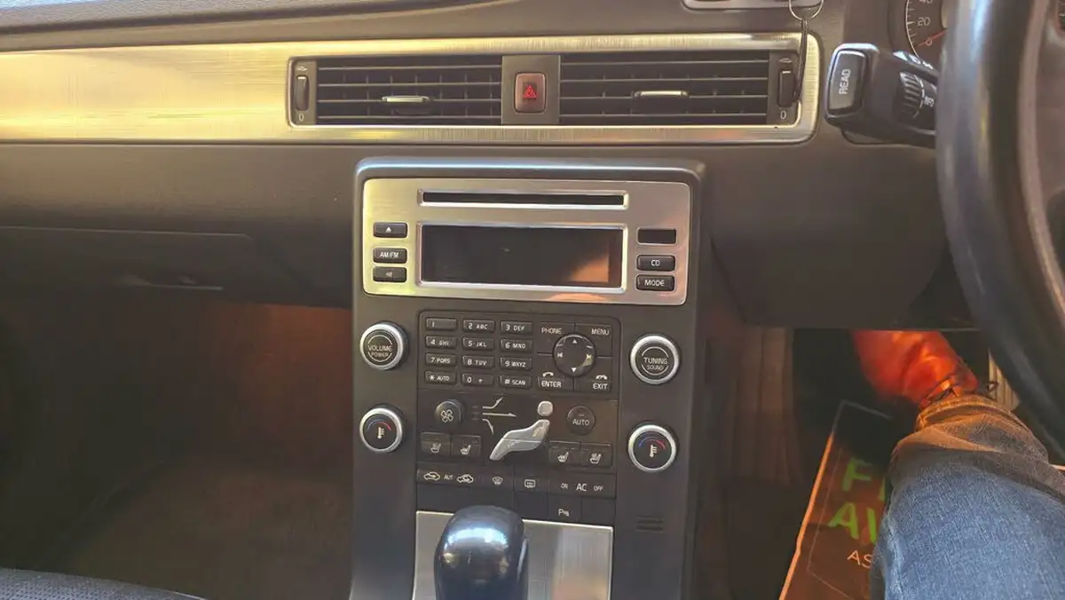 2010-volvo-v70-big-8