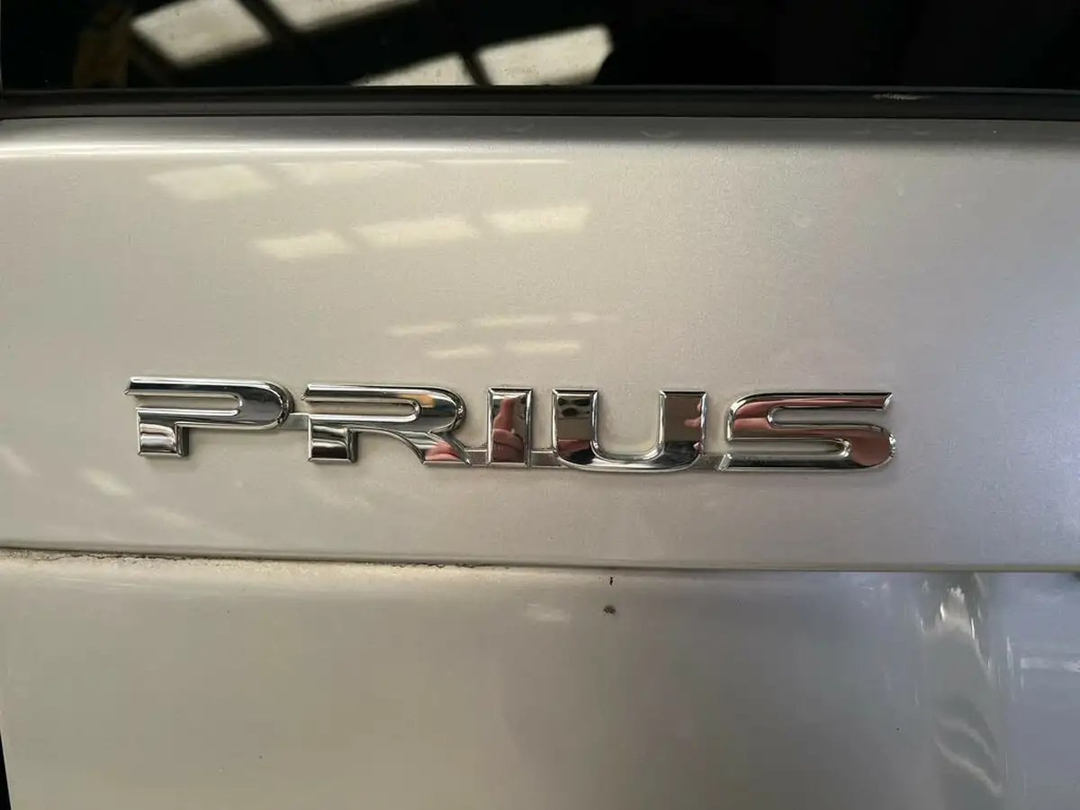 2010-toyota-prius-big-19
