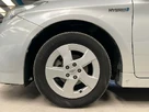 2010-toyota-prius-small-30