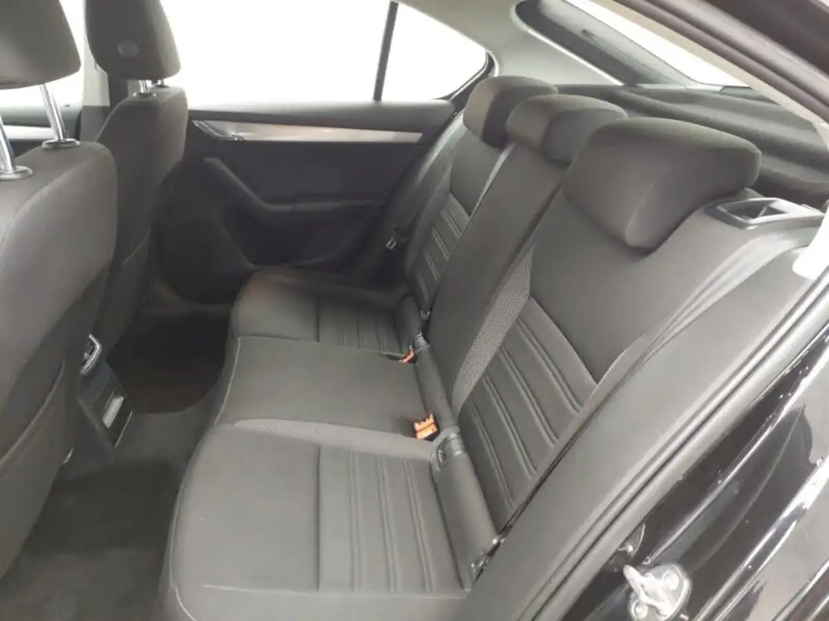 2018-skoda-octavia-16tdi-se-technology-scr-hatchback-big-5