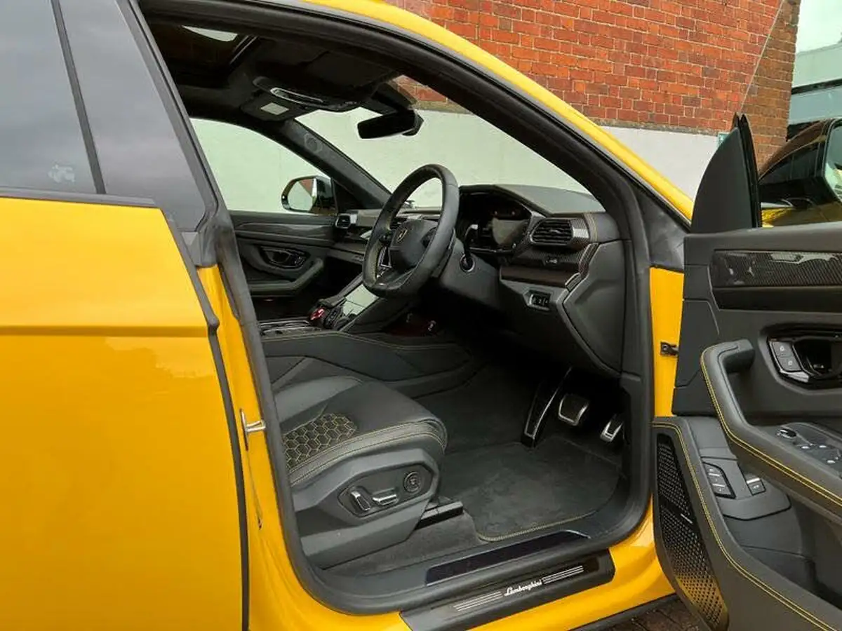 2023-lamborghini-urus-40-no-trim-big-16