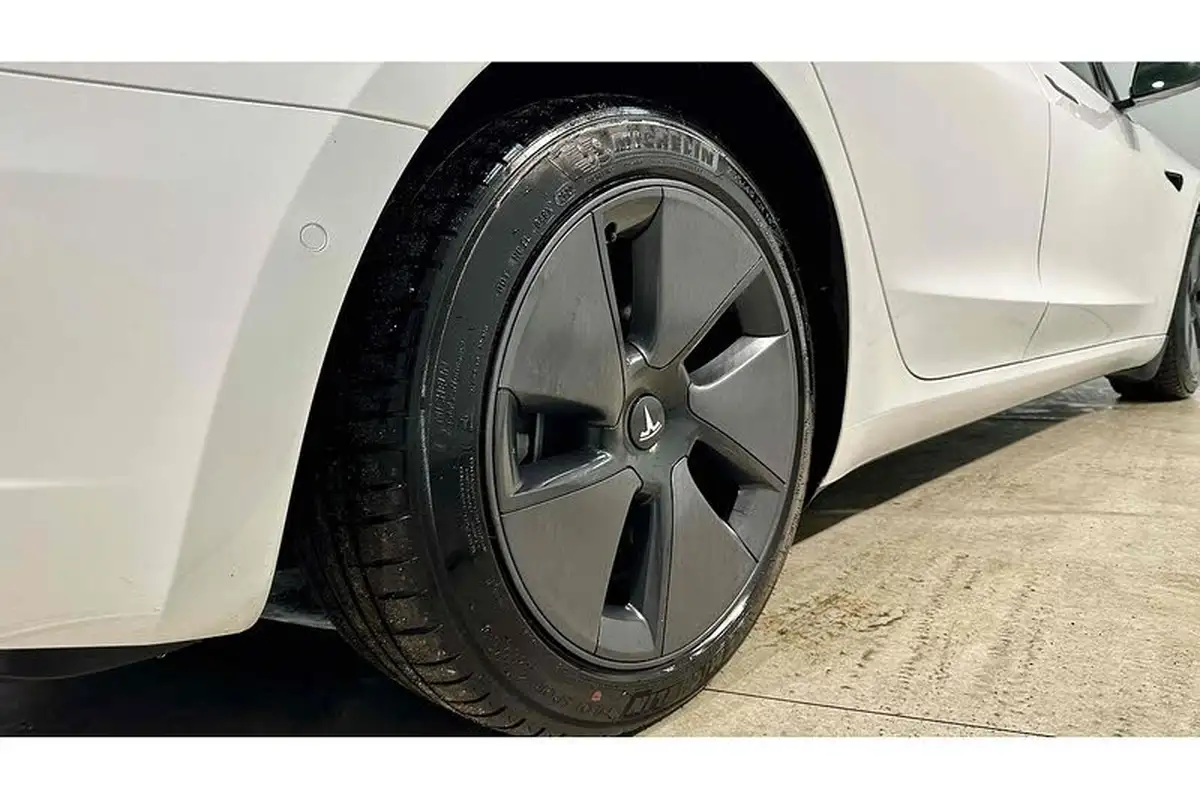 2020-tesla-model-3-e-long-range-big-13