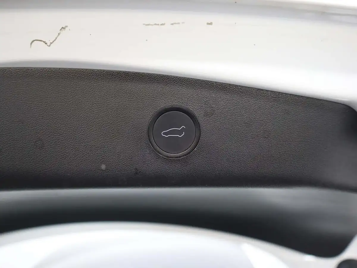 2022-tesla-model-3-e-rwd-big-10