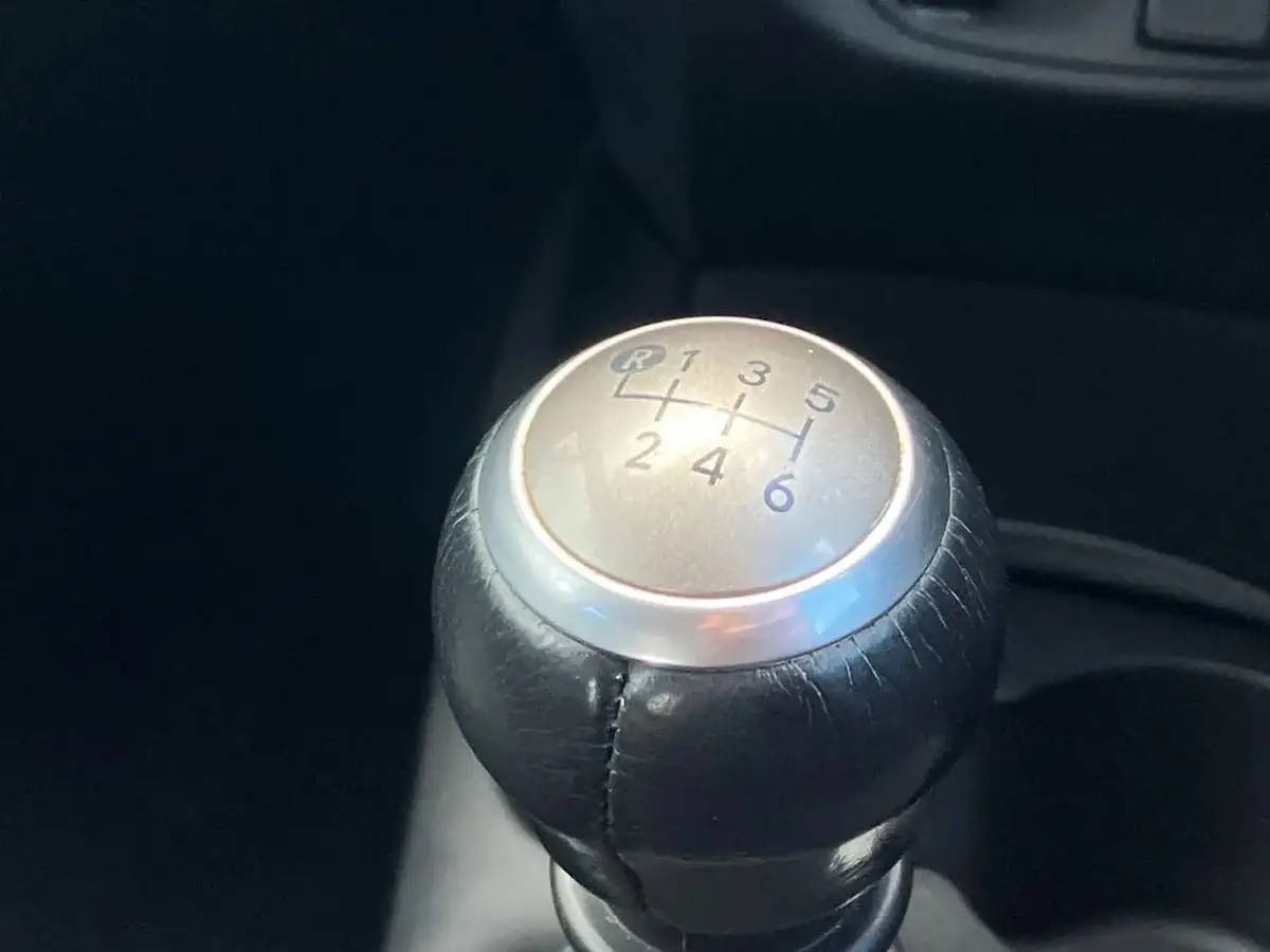 2015-toyota-yaris-133-icon-vvt-i-5d-big-40