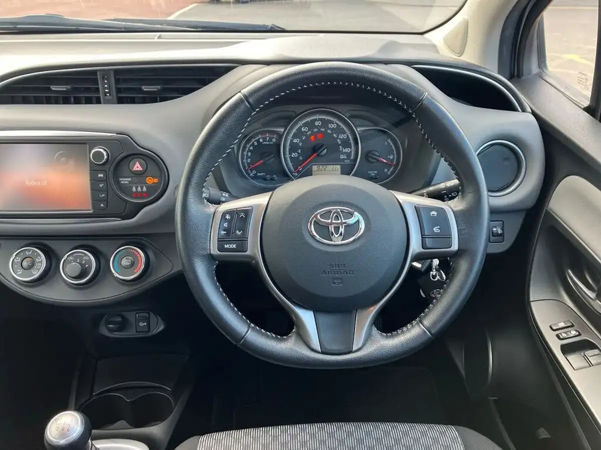 2015-toyota-yaris-133-icon-vvt-i-5d-big-16