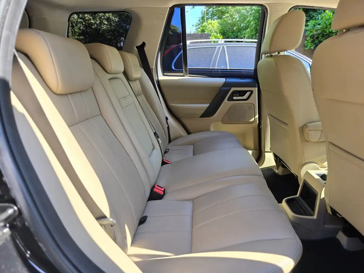 2011-land-rover-freelander-2-big-25