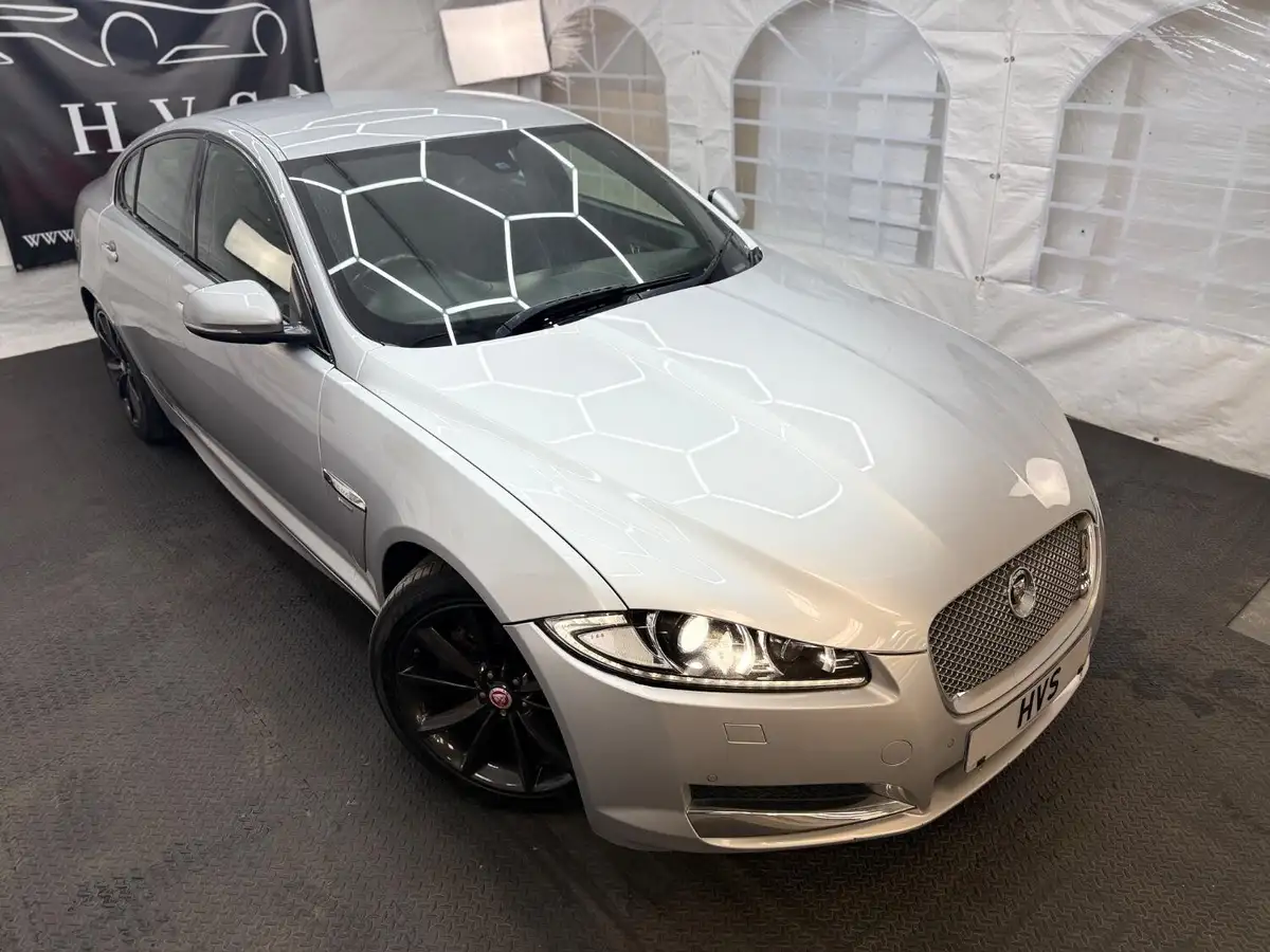 2015-jaguar-xf-30td-r-sport-saloon-4d-big-36