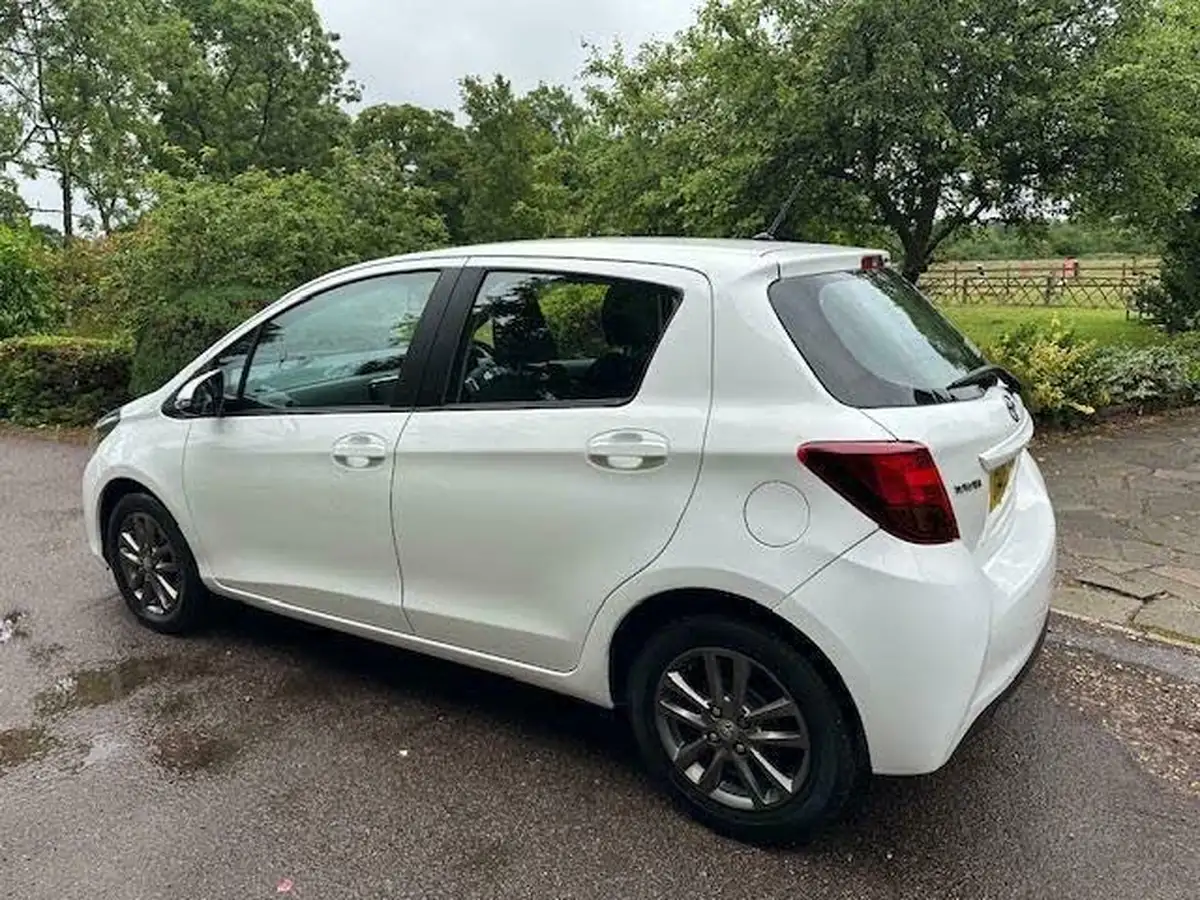 2015-toyota-yaris-133-icon-vvt-i-5d-cvt-big-9