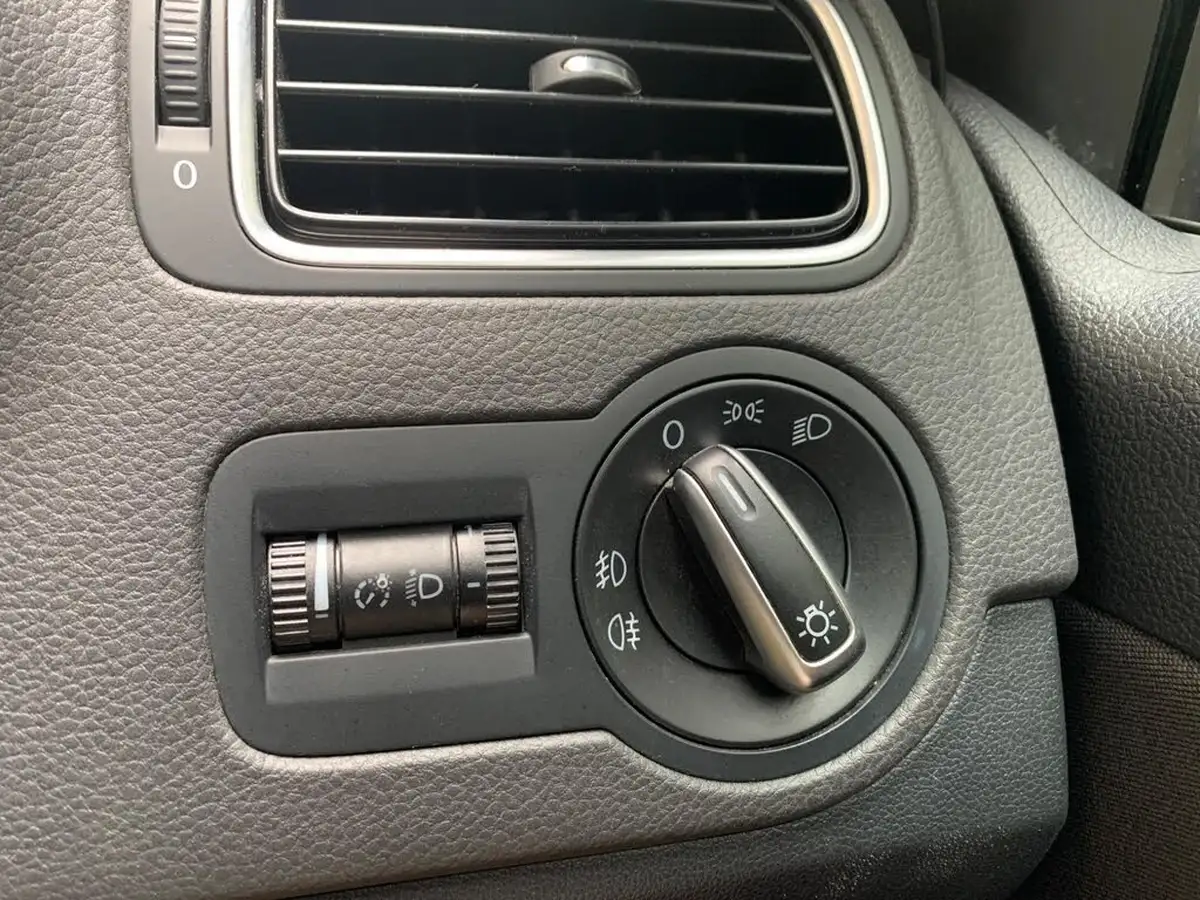 2012-volkswagen-polo-12-match-60ps-5d-big-23