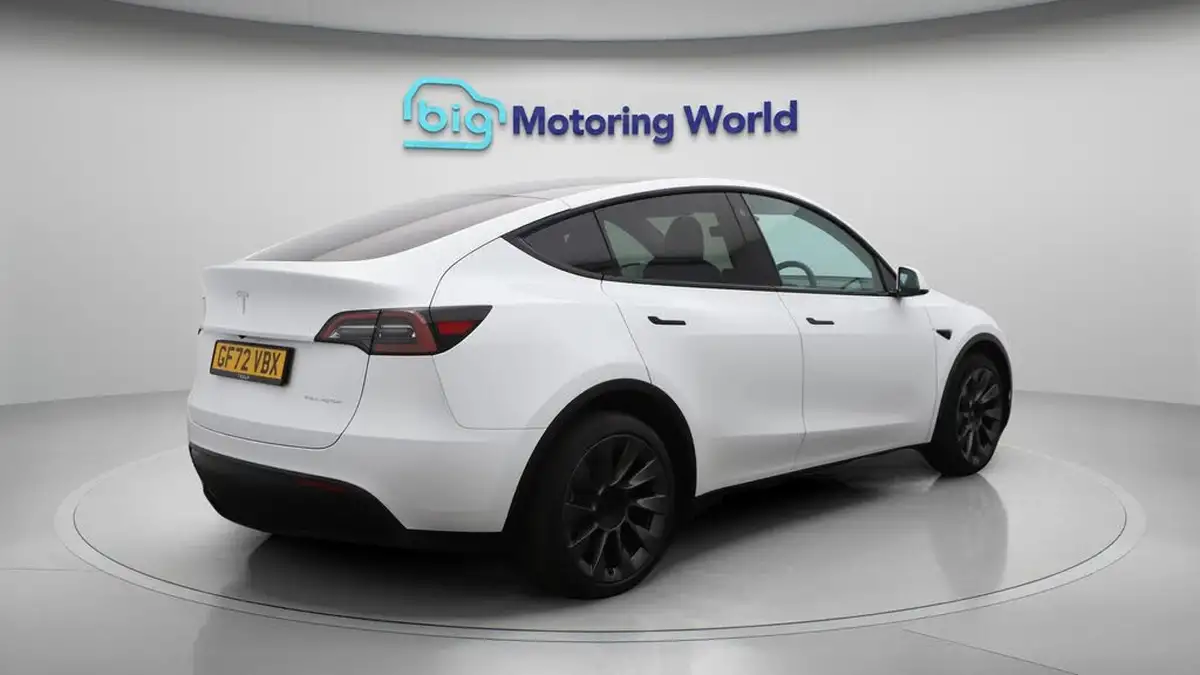 2022-tesla-model-y-e-long-range-big-7