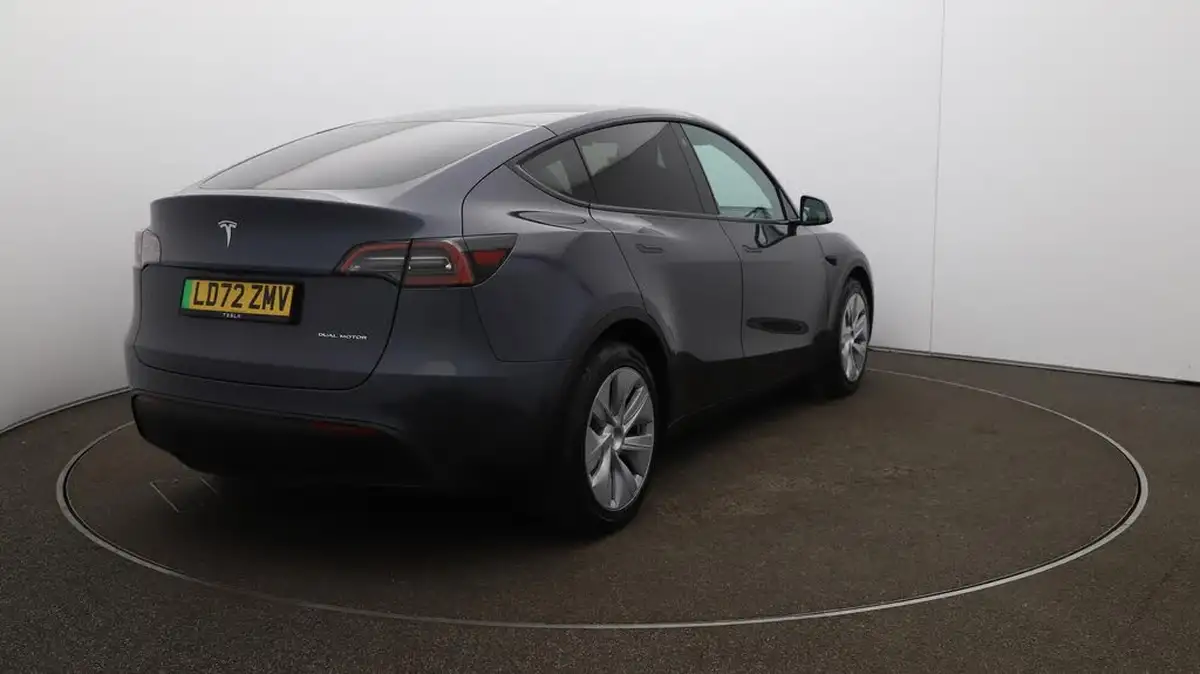 2022-tesla-model-y-e-long-range-big-55