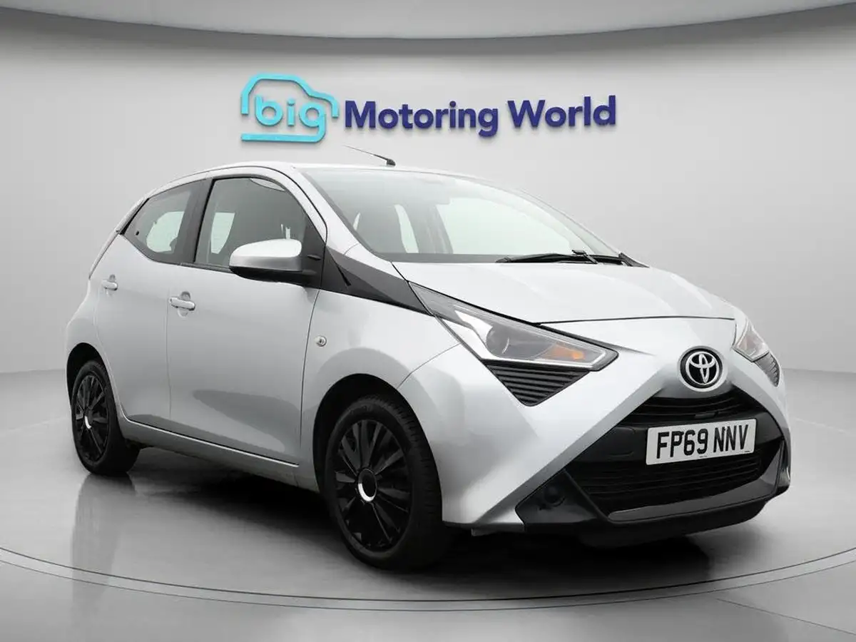 2019-toyota-aygo-10-vvt-i-x-play-big-0