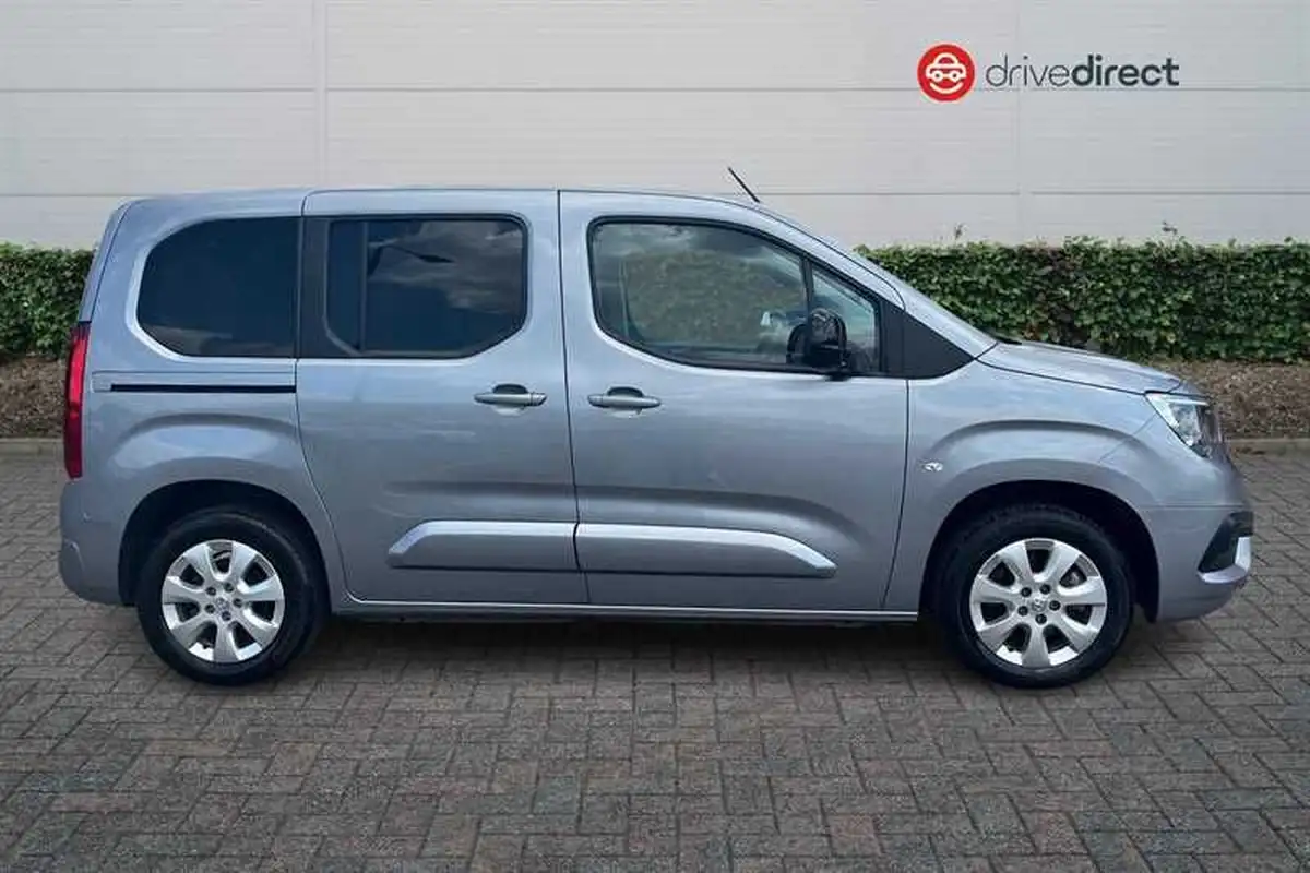 2022-vauxhall-combo-life-e-se-big-1