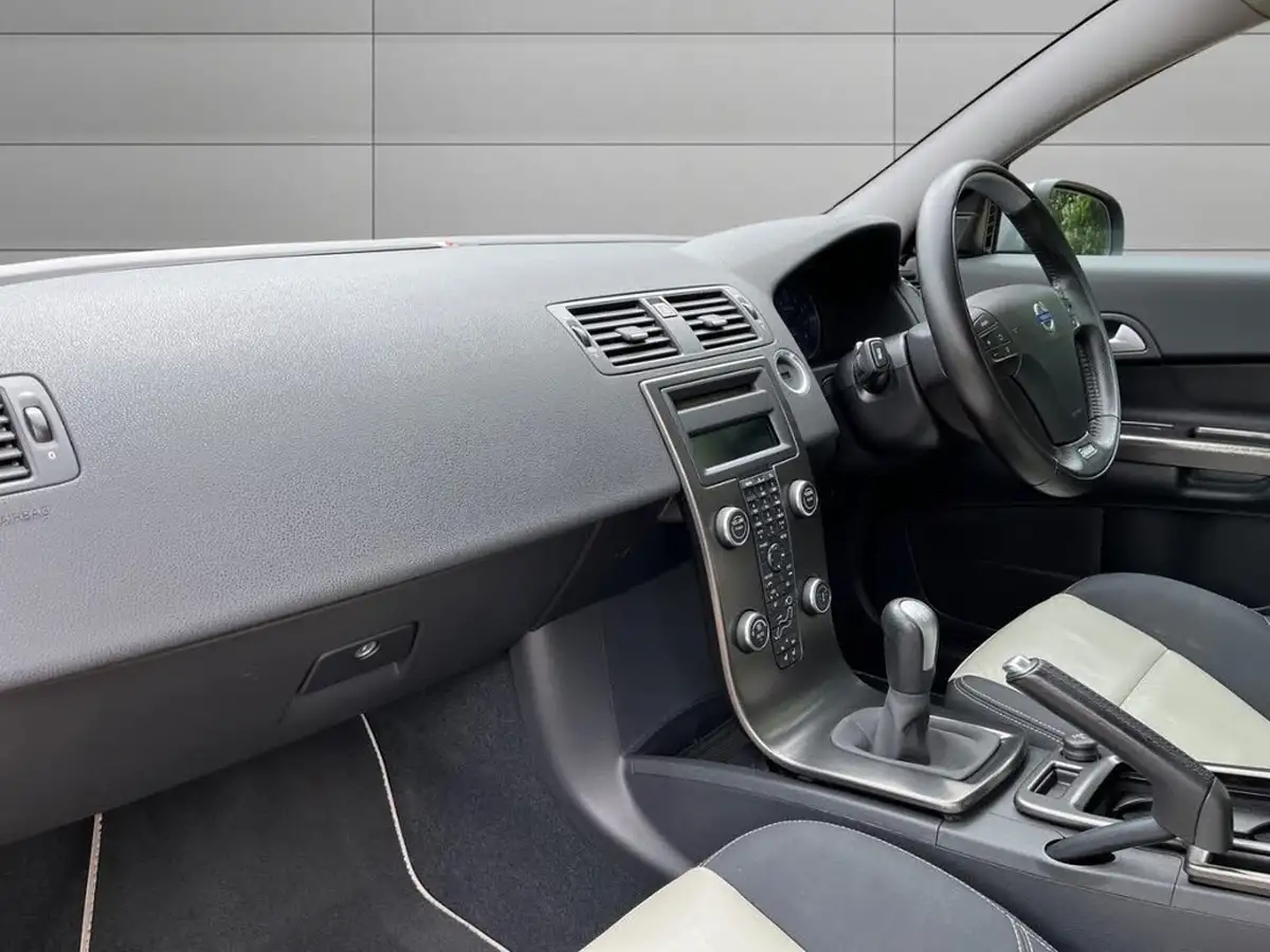 2009-volvo-c30-16-r-design-big-12