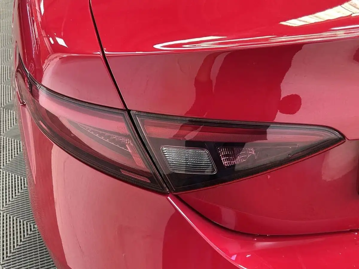 2018-alfa-romeo-giulia-20-veloce-big-19