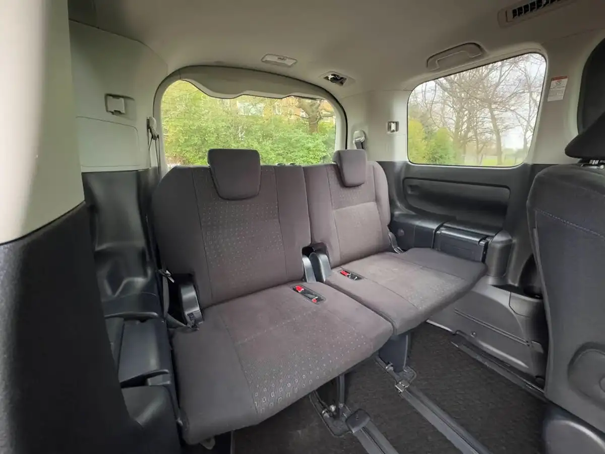 2015-toyota-voxy-18-hybrid-big-37