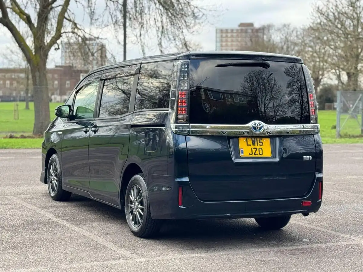 2015-toyota-voxy-18-hybrid-big-9