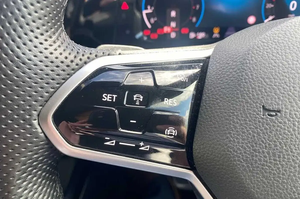 2022-volkswagen-golf-15-etsi-r-line-150ps-hatchback-big-13