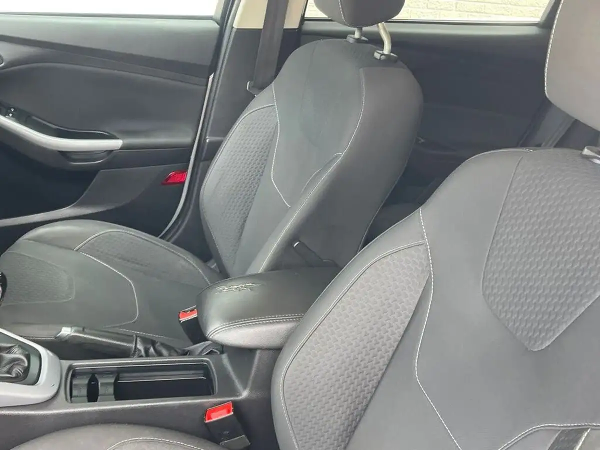 2015-ford-focus-10-zetec-t-125ps-hatchback-big-37