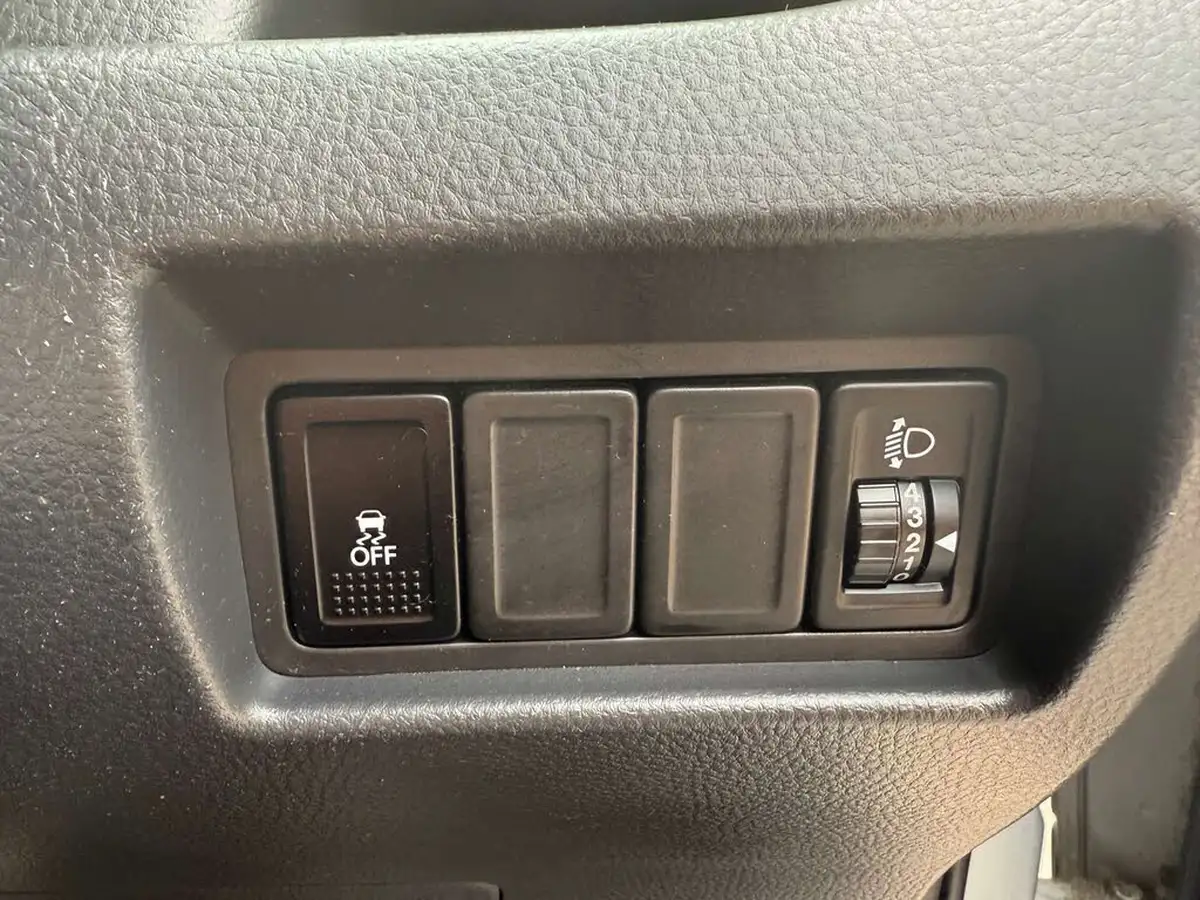 2011-suzuki-swift-12-sz3-3d-big-51