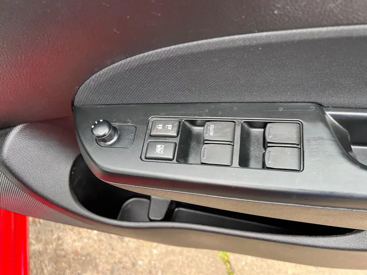 2016-suzuki-swift-12-sz4-94ps-nav-5d-big-34