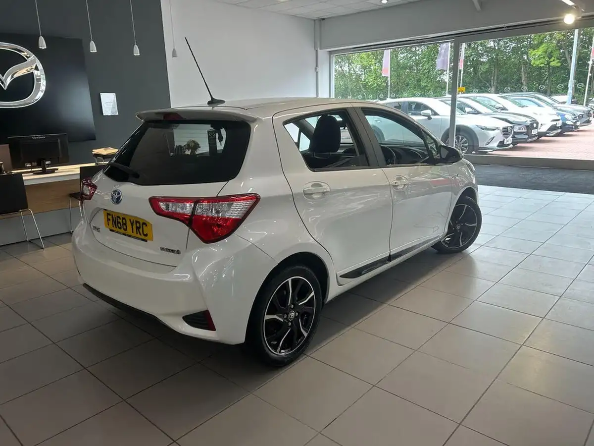 2018-toyota-yaris-15-vvt-i-design-hybrid-big-8