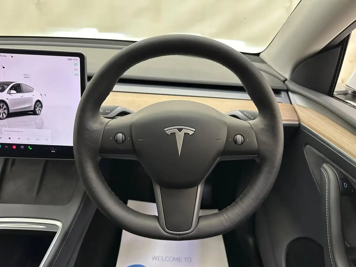 2022-tesla-model-y-e-long-range-big-19