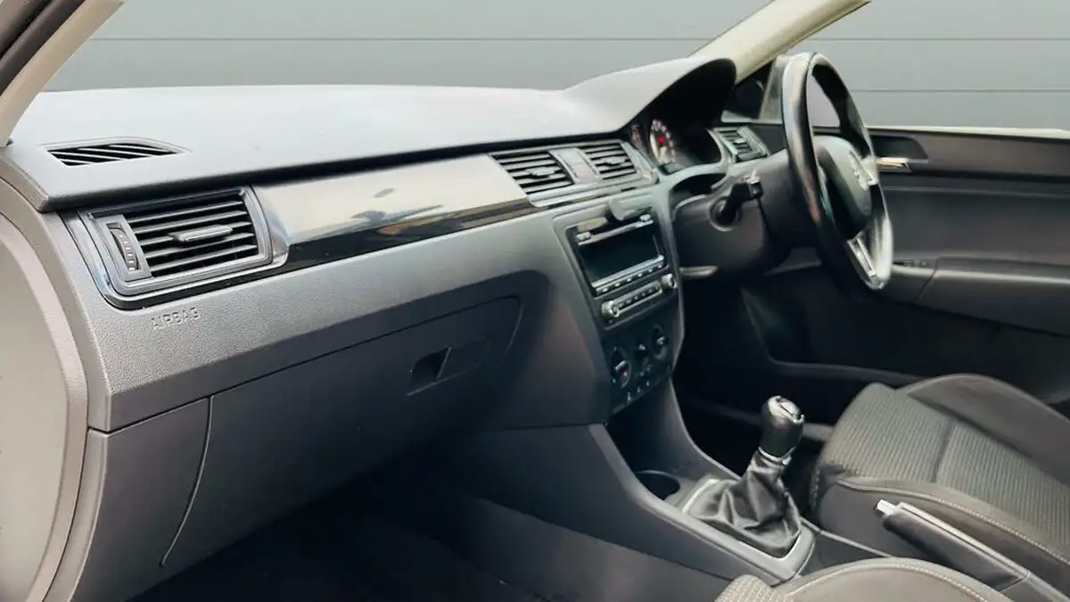 2014-skoda-rapid-12-sport-big-13