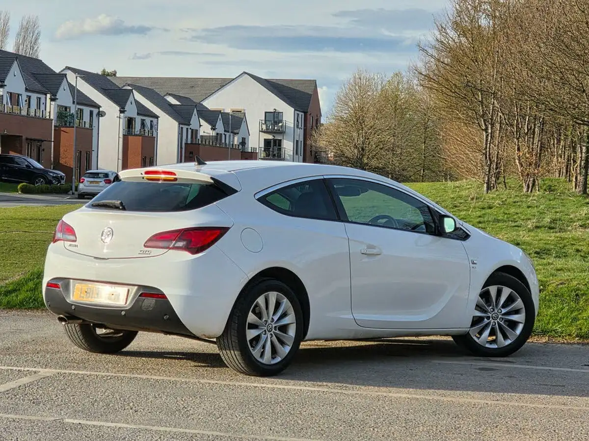 2013-vauxhall-astra-gtc-16-sri-180ps-big-6