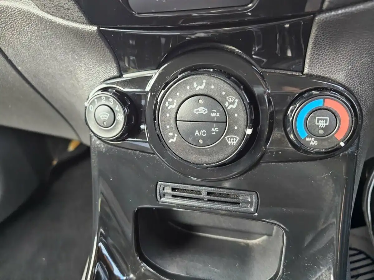 2015-ford-fiesta-16tdci-zetec-s-big-11