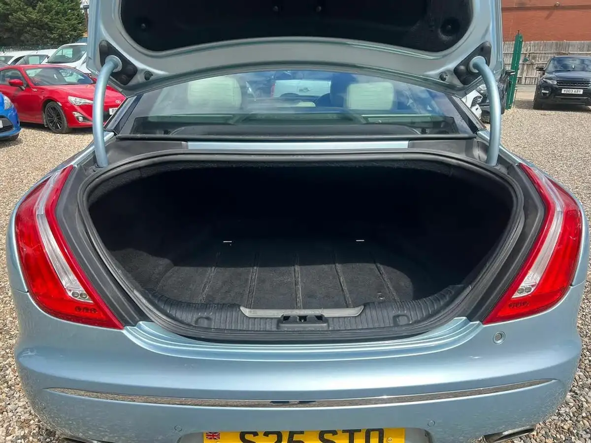 2011-jaguar-xj-series-30td-xj-portfolio-swb-big-15