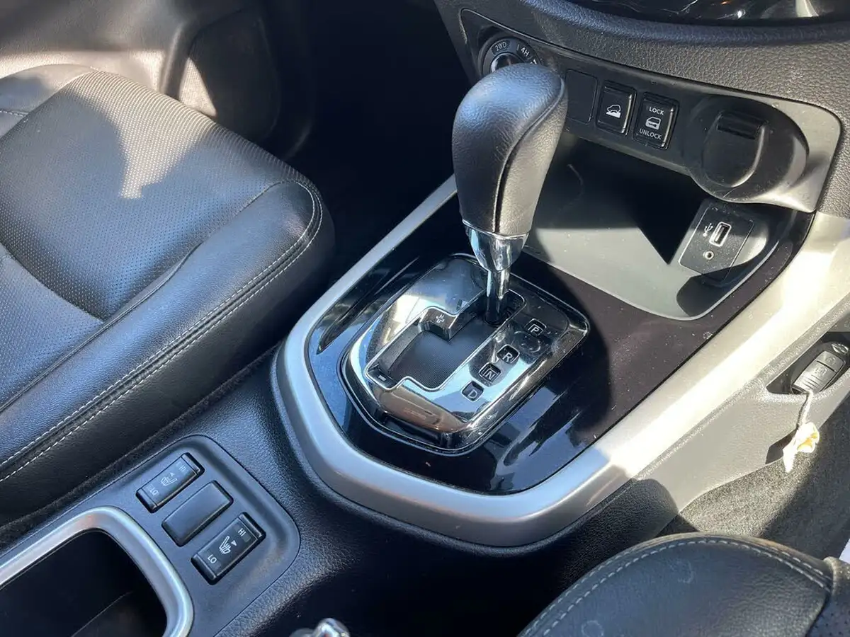 2021-nissan-navara-23dci-tt-tekna-8-navileather-auto-big-30