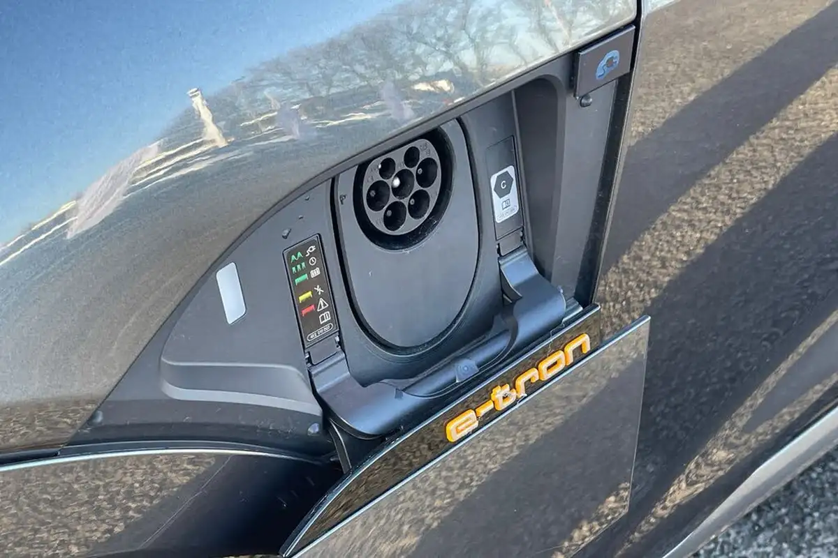 2022-audi-e-tron-50e-s-line-sportback-big-29