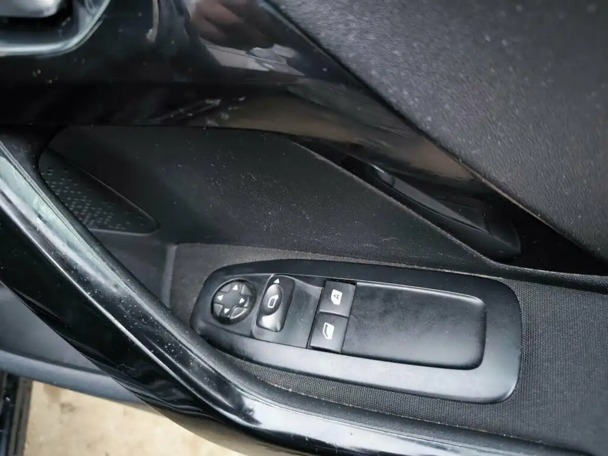 2016-peugeot-208-16bluehdi-active-5d-big-18