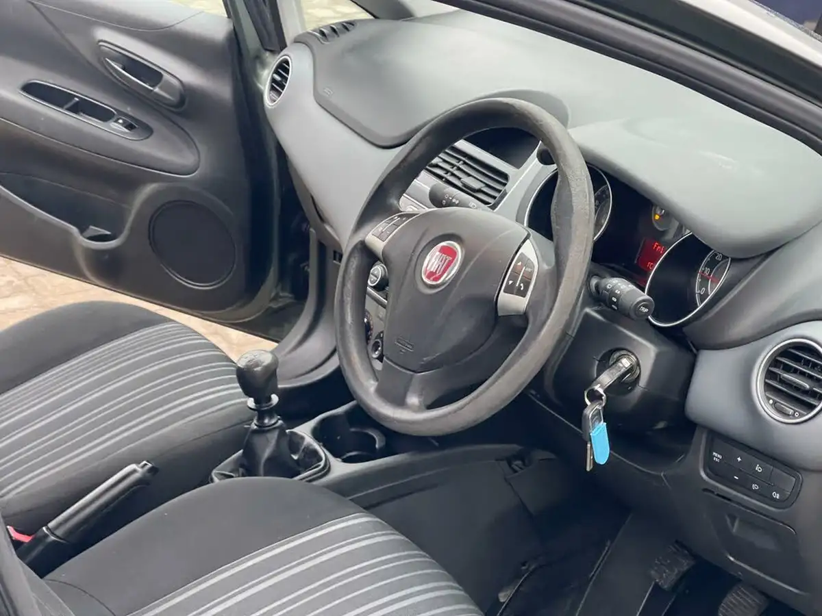 2010-fiat-punto-evo-14-active-5d-big-36