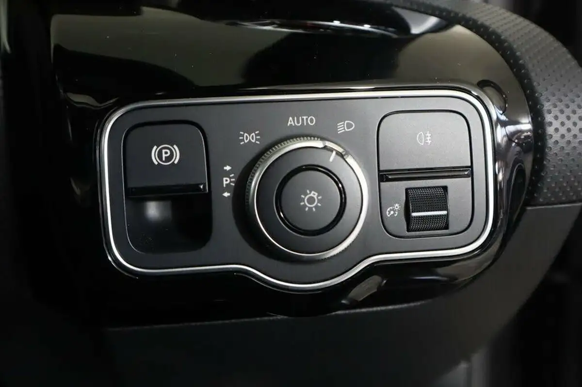 2021-mercedes-benz-a-class-20-a250-amg-line-premium-plus-edition-hatchback-5d-big-30