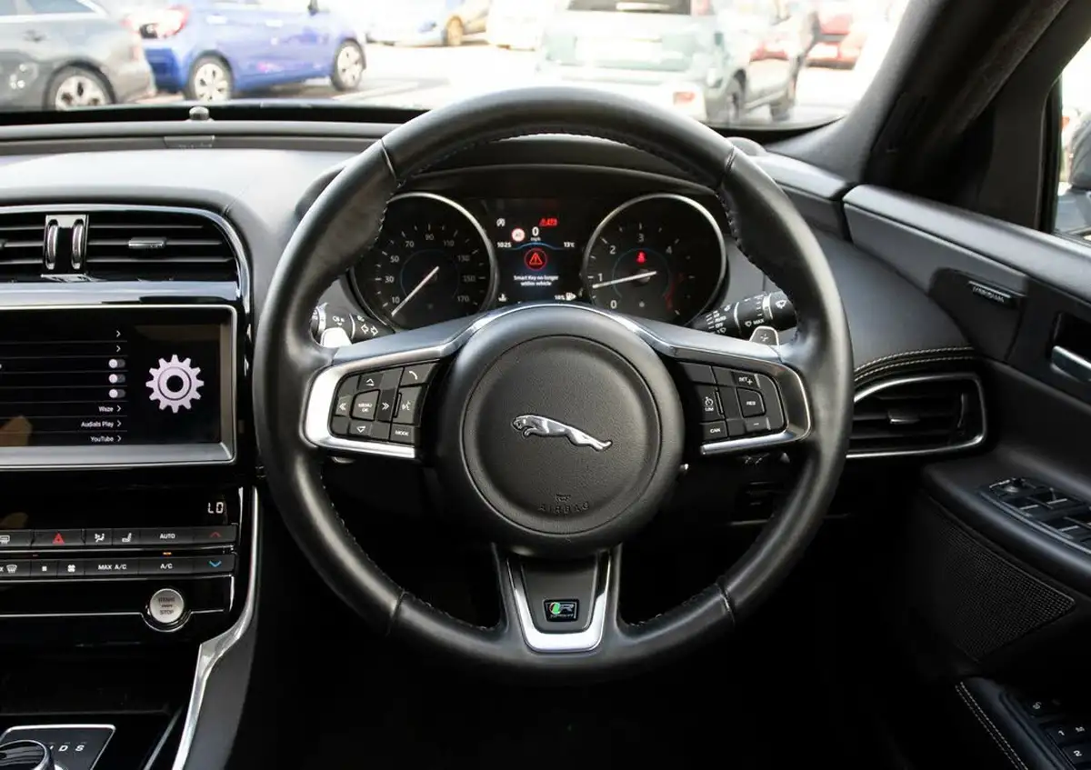2017-jaguar-xe-20d-r-sport-180ps-ss-1999cc-auto-big-20