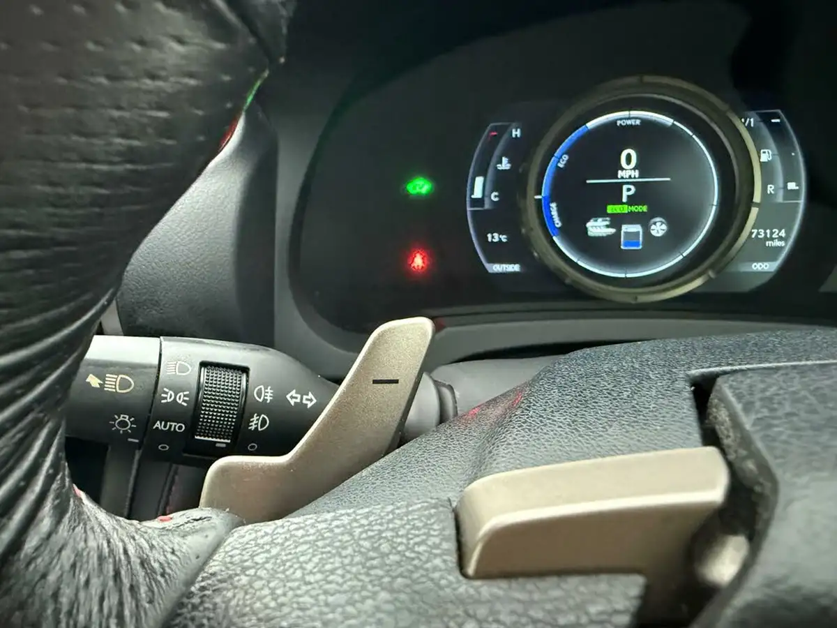 2013-lexus-is-300h-25-f-sport-big-39