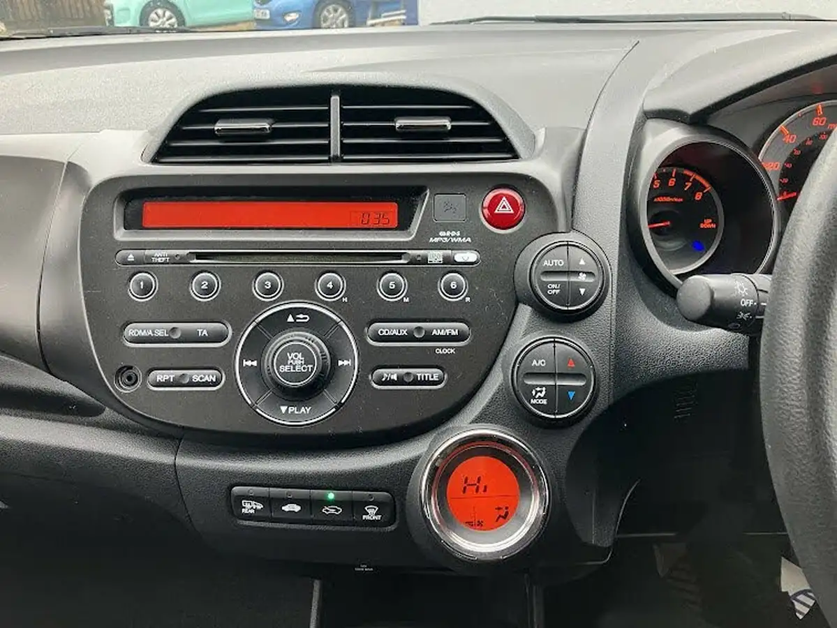 2012-honda-jazz-14-es-big-17