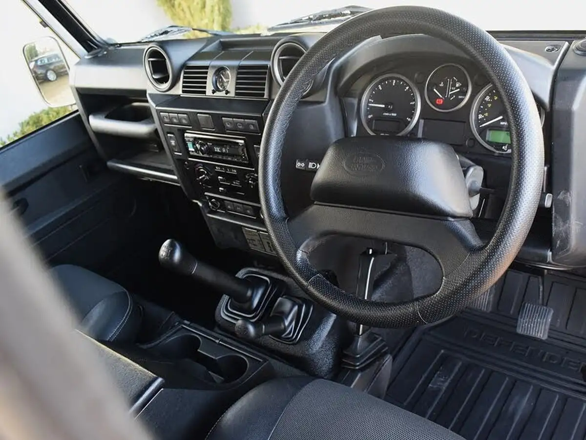 2015-land-rover-110-defender-22td-xs-22i-station-wagon-5-drs-big-2